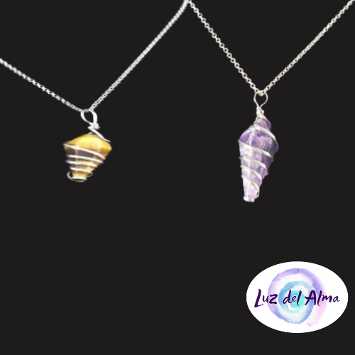 COLLAR EN CONO CON ESPIRAL PLATA